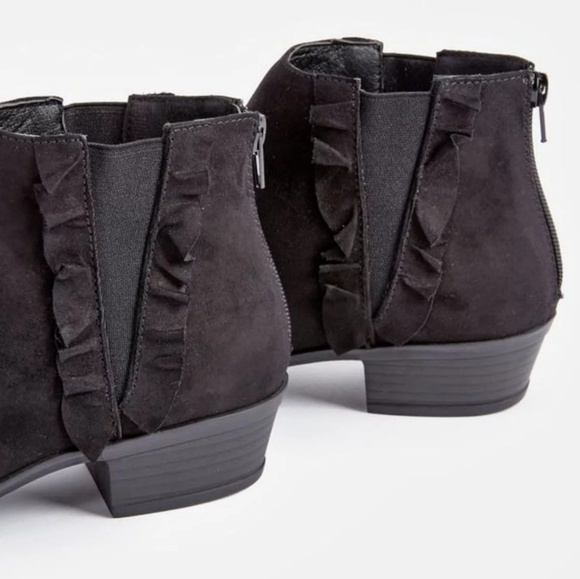 7.5 Black Booties - Picture 4 of 6